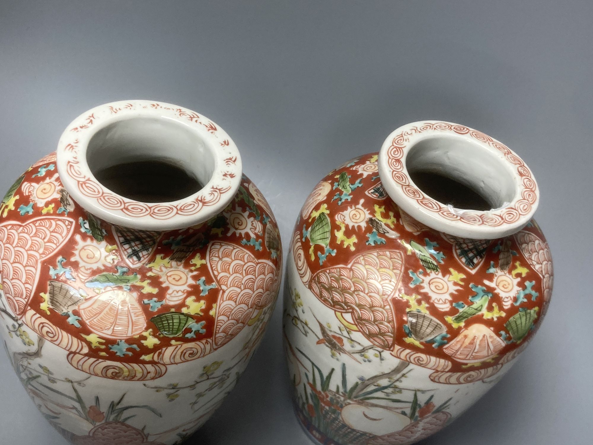 A pair of Japanese Kutani vases, height 23cm